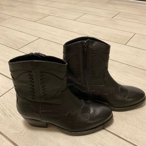 Sketchers saddle back western boot size 5. Black